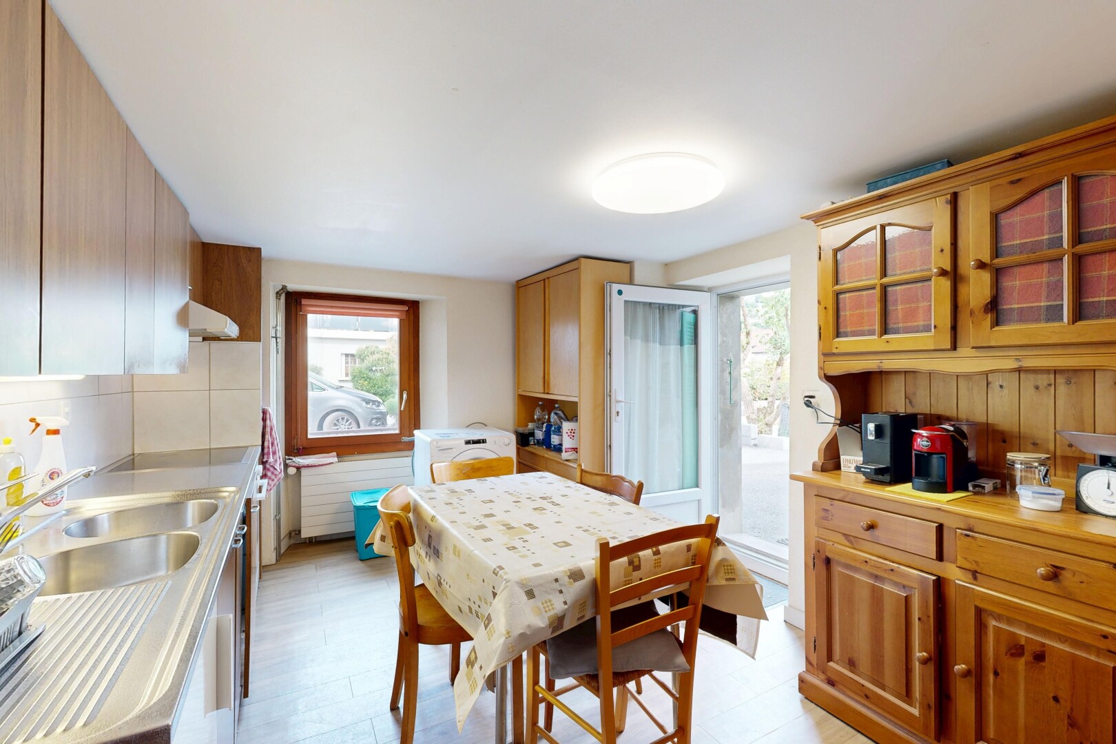 küche mit schränke mit glastüren, glass insert cabinets, arbeitsplatten, light countertops, und inside property