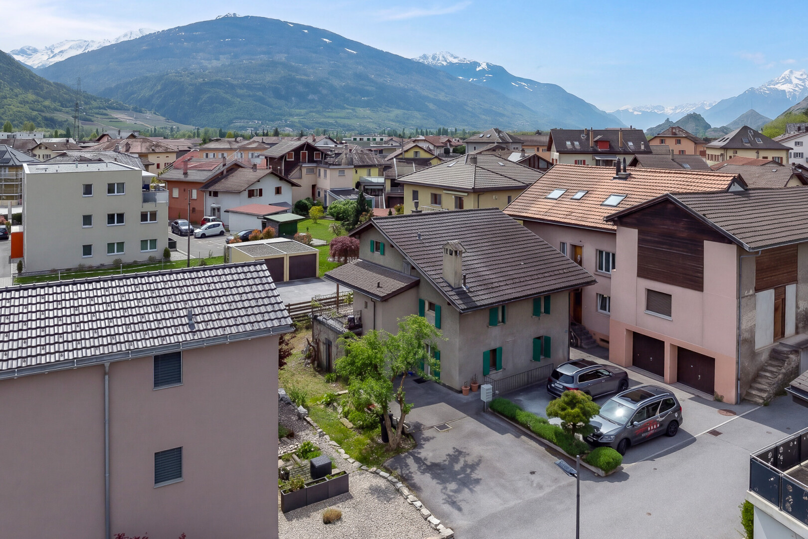 blick auf die berge mit blick auf die berge, mountain view, day time, drone view, und wohngebietblick
