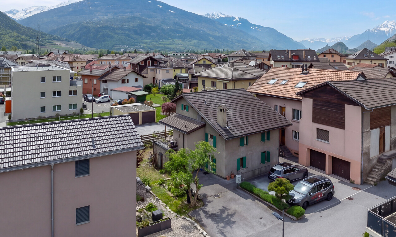 blick auf die berge mit blick auf die berge, mountain view, day time, drone view, und wohngebietblick