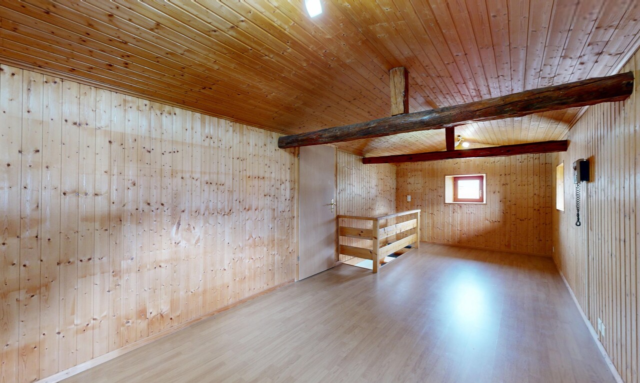 leerer raum mit holzwand, wood wall, balkendecke, beamed ceiling, und holzfußboden