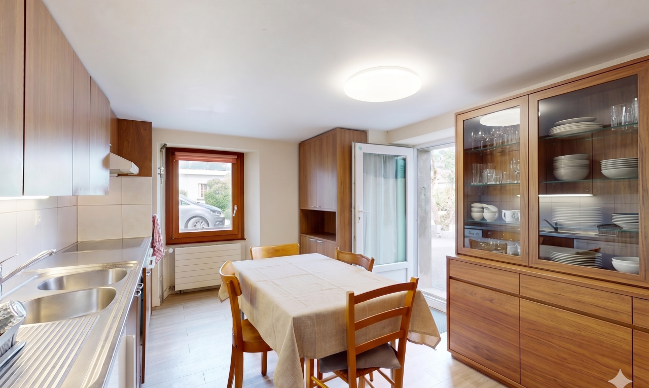 küche mit schränke mit glastüren, glass insert cabinets, arbeitsplatten, light countertops, und inside property