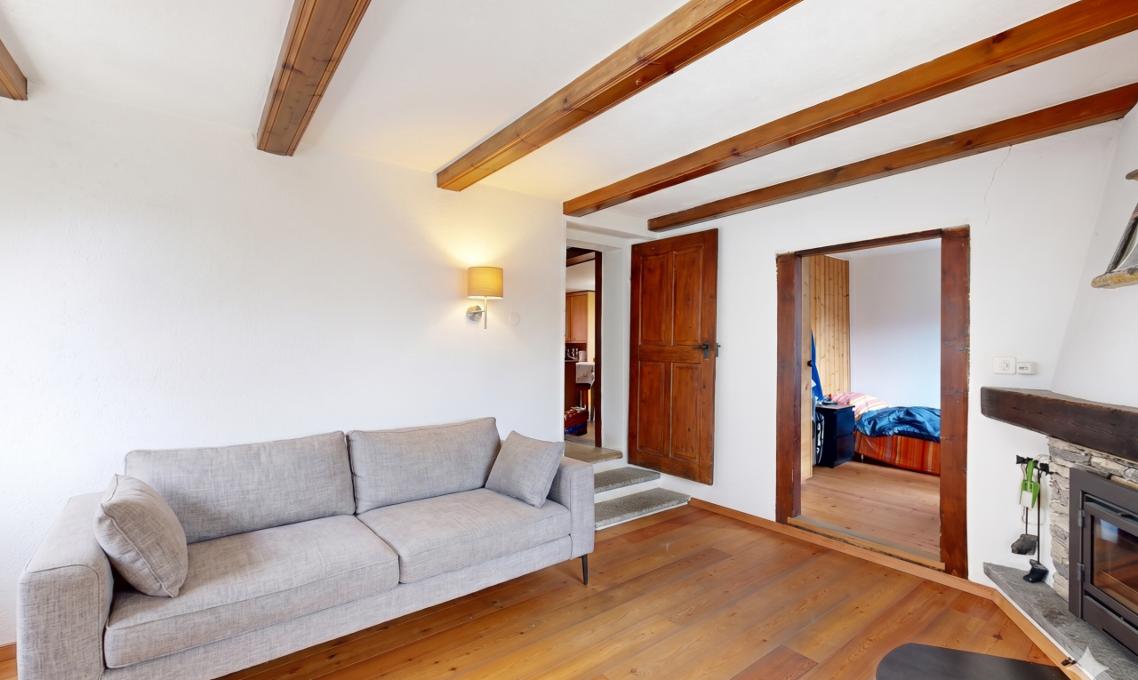 wohnzimmer mit inside property, holzfußboden, wood finish floor, kamin, und balkendecke
