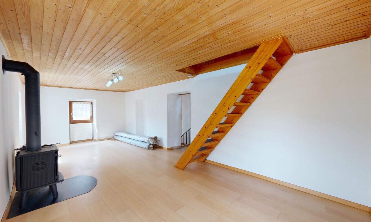 leerer raum mit holzofen, holzdecke, wood ceiling, treppen, und gipskartonwand