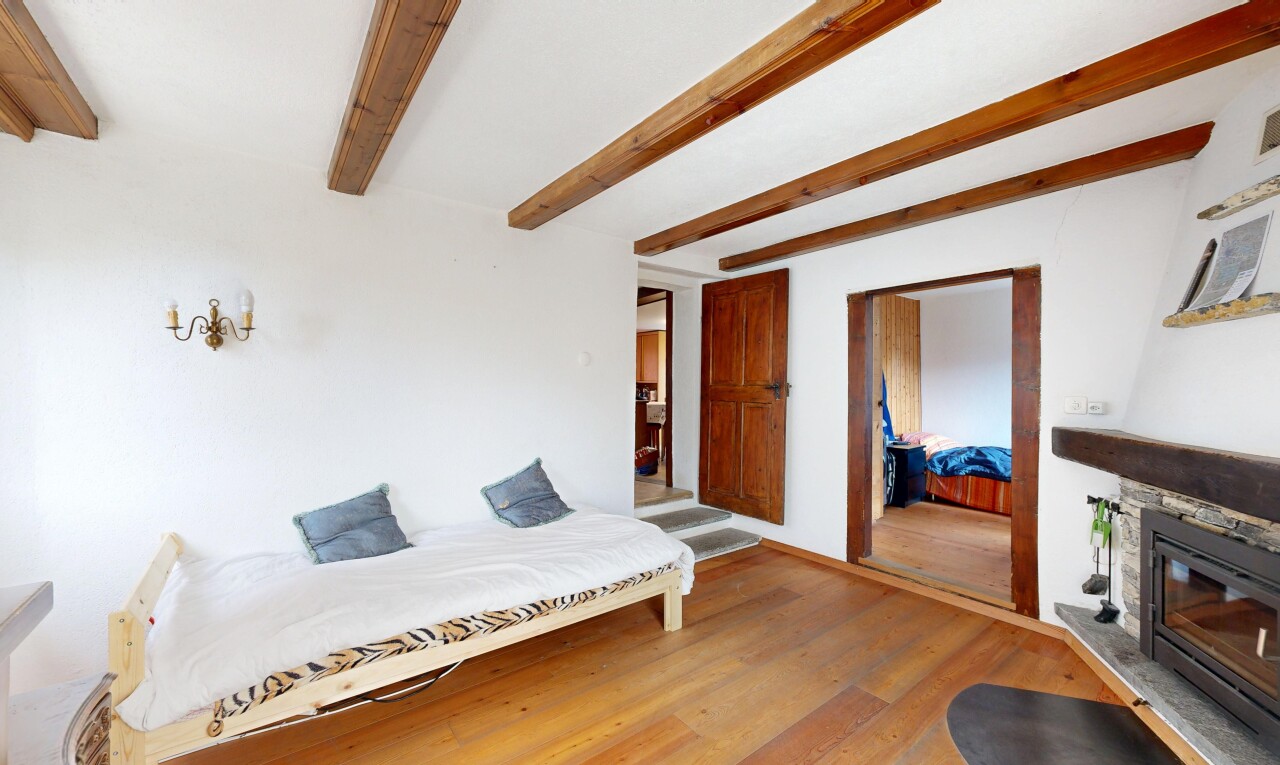 wohnzimmer mit inside property, holzfußboden, wood finish floor, kamin, und balkendecke