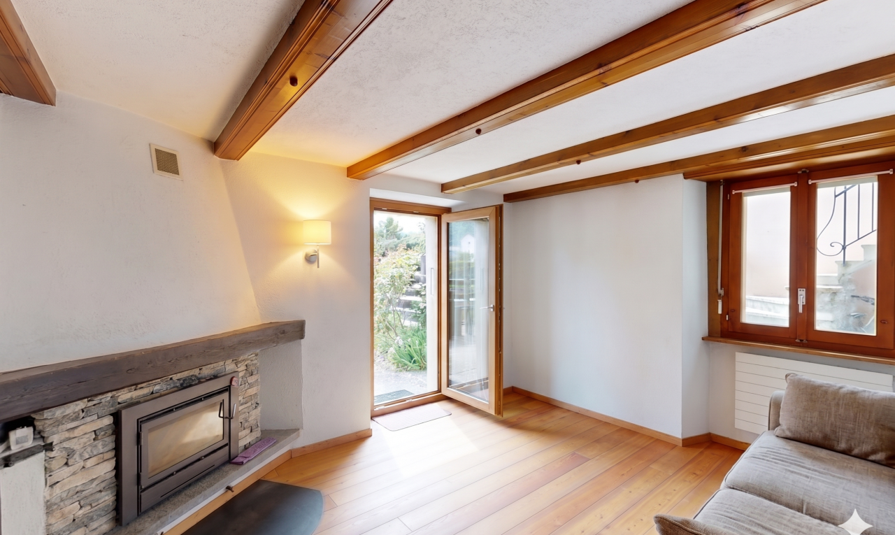 zimmer / schlafzimmer mit light floor, holzfußboden, wood finish floor, inside property, und kamin