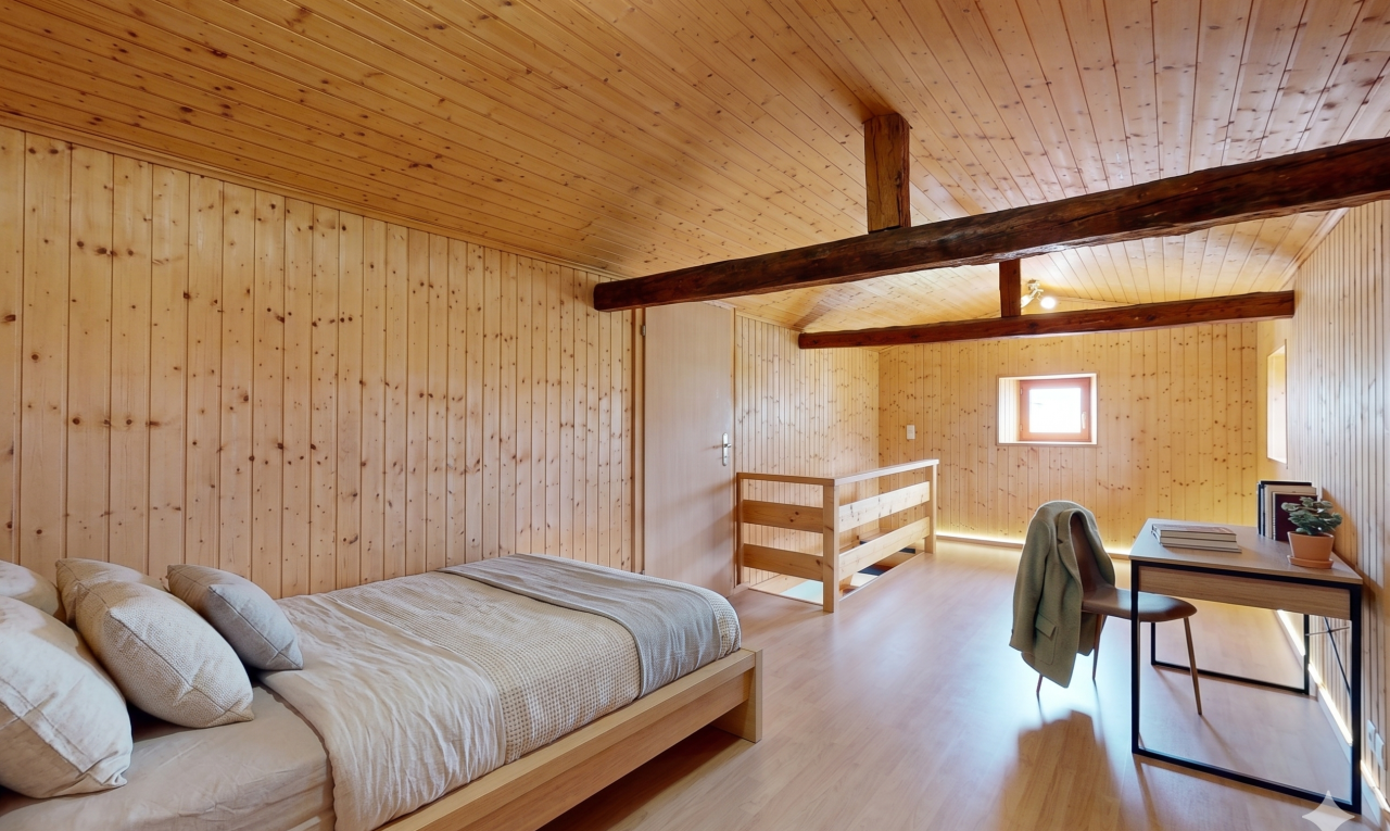 leerer raum mit holzwand, wood wall, balkendecke, beamed ceiling, und holzfußboden