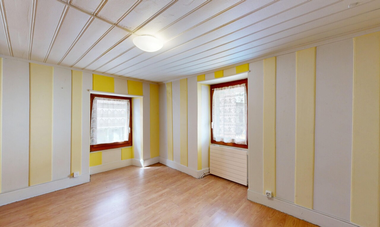leerer raum mit inside property, natürliches licht, natural light, holzfußboden, und wood finish floor