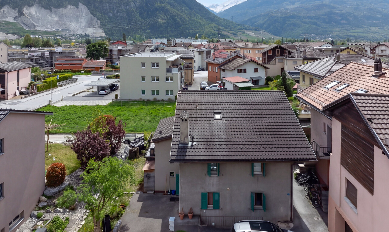 außenansicht mit mountain view, blick auf die berge, day time, drone view, und residential view