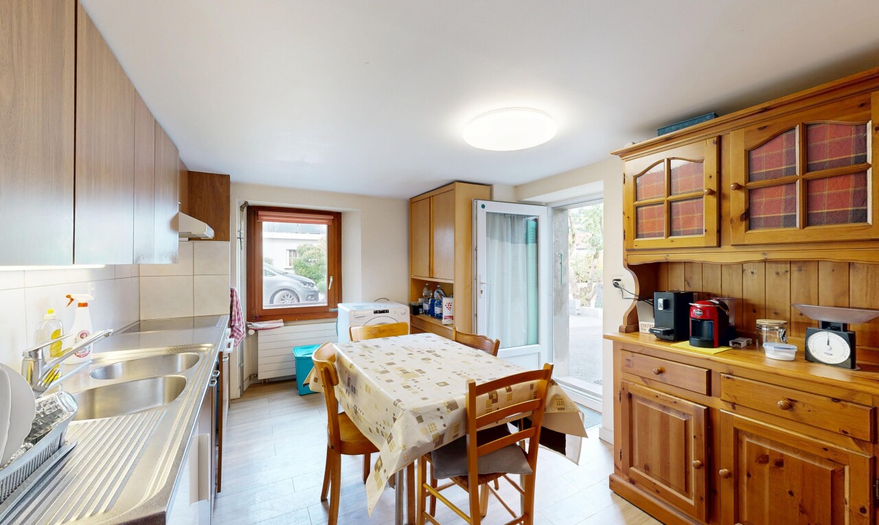 küche mit schränke mit glastüren, glass insert cabinets, arbeitsplatten, light countertops, und inside property
