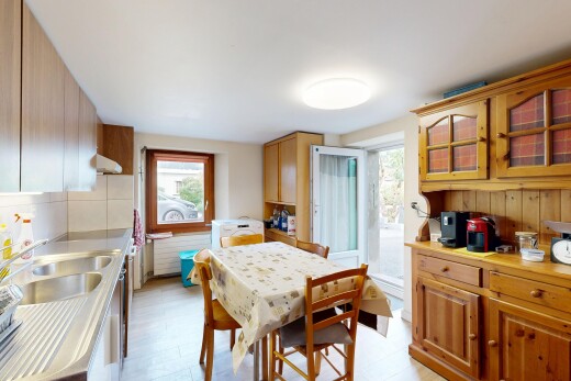 küche mit schränke mit glastüren, glass insert cabinets, arbeitsplatten, light countertops, und inside property