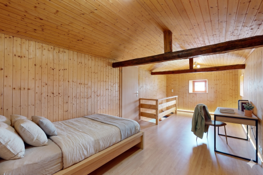 leerer raum mit holzwand, wood wall, balkendecke, beamed ceiling, und holzfußboden