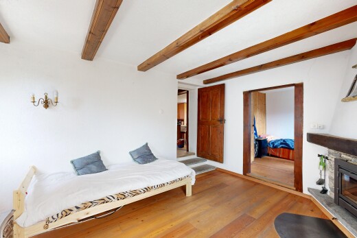 wohnzimmer mit inside property, holzfußboden, wood finish floor, kamin, und balkendecke