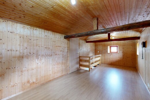 leerer raum mit holzwand, wood wall, balkendecke, beamed ceiling, und holzfußboden