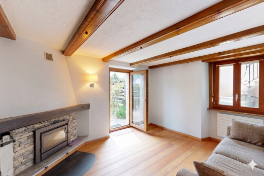 zimmer / schlafzimmer mit light floor, holzfußboden, wood finish floor, inside property, und kamin