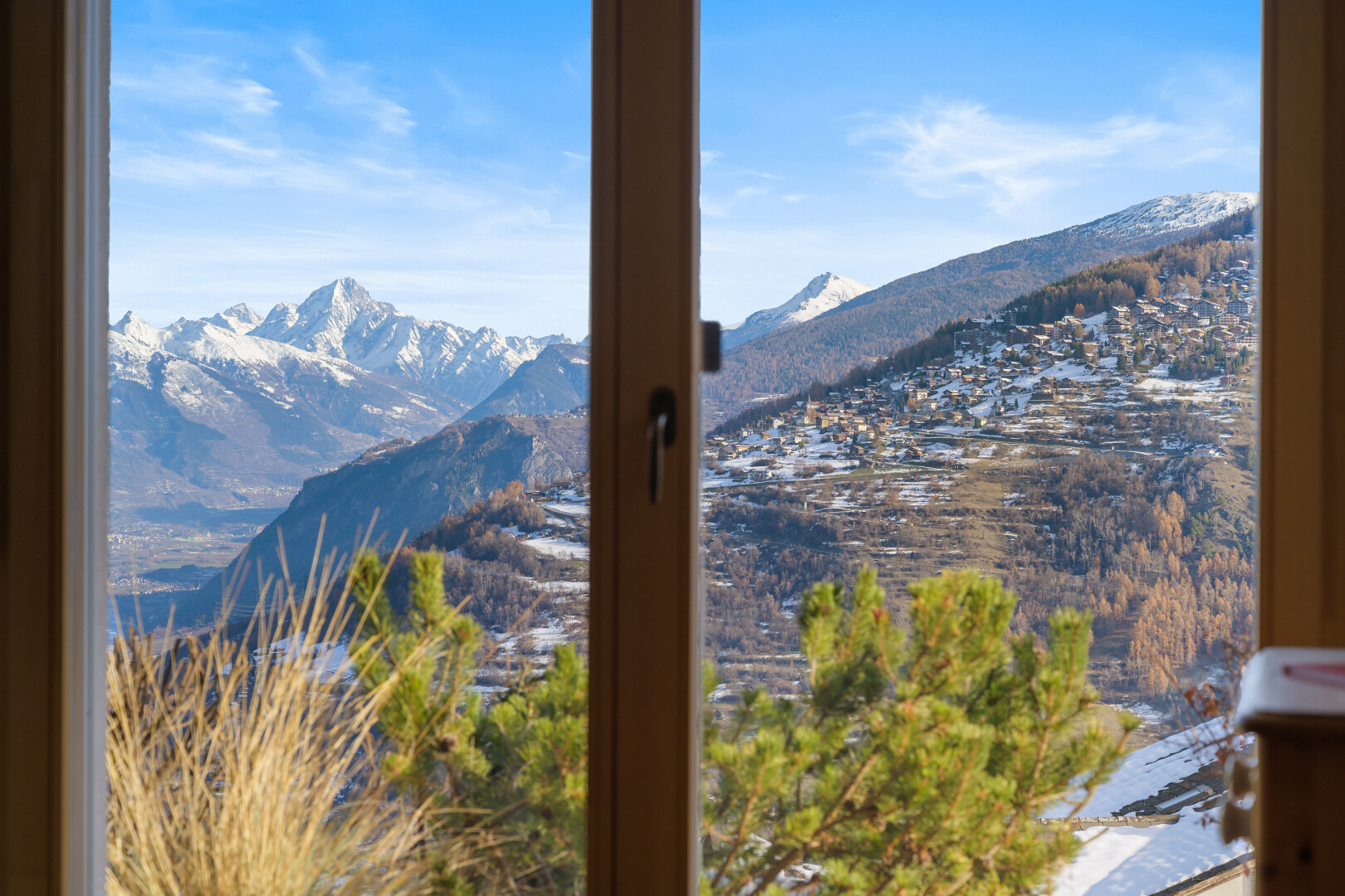 vue sur la montagne avec vue sur la montagne, mountain view, inside property, et day time