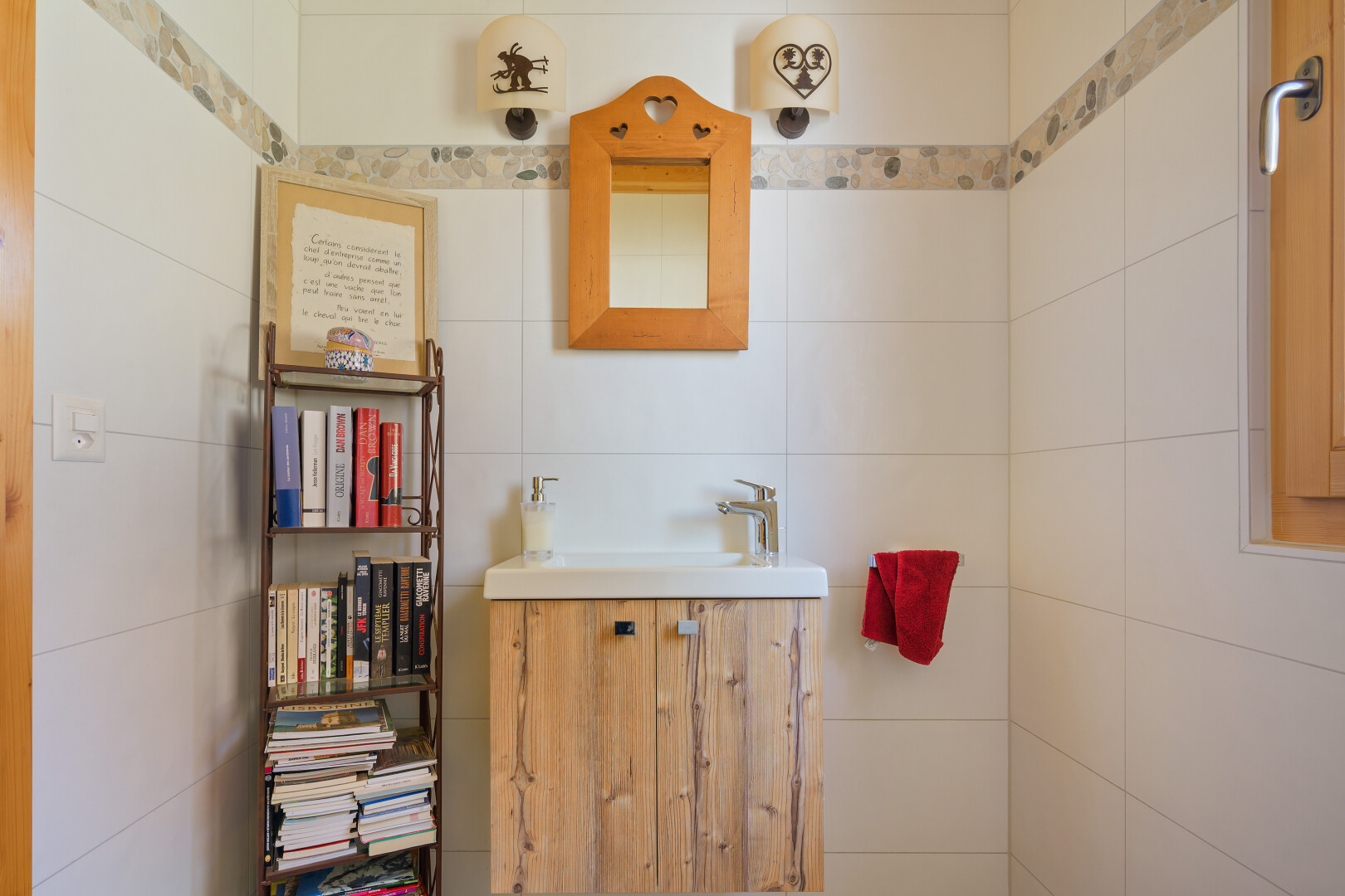 salle de bains avec lavabo (ou coiffeuse selon le contexte), miroir, inside property, toilette, et mur en carrelage