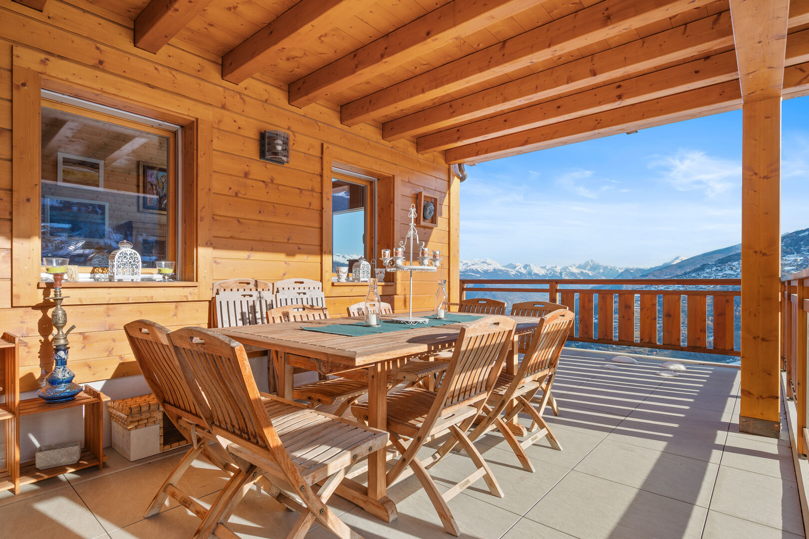 terrasse avec vue sur la montagne, mountain view, terrasse, day time, et coin repas extérieur