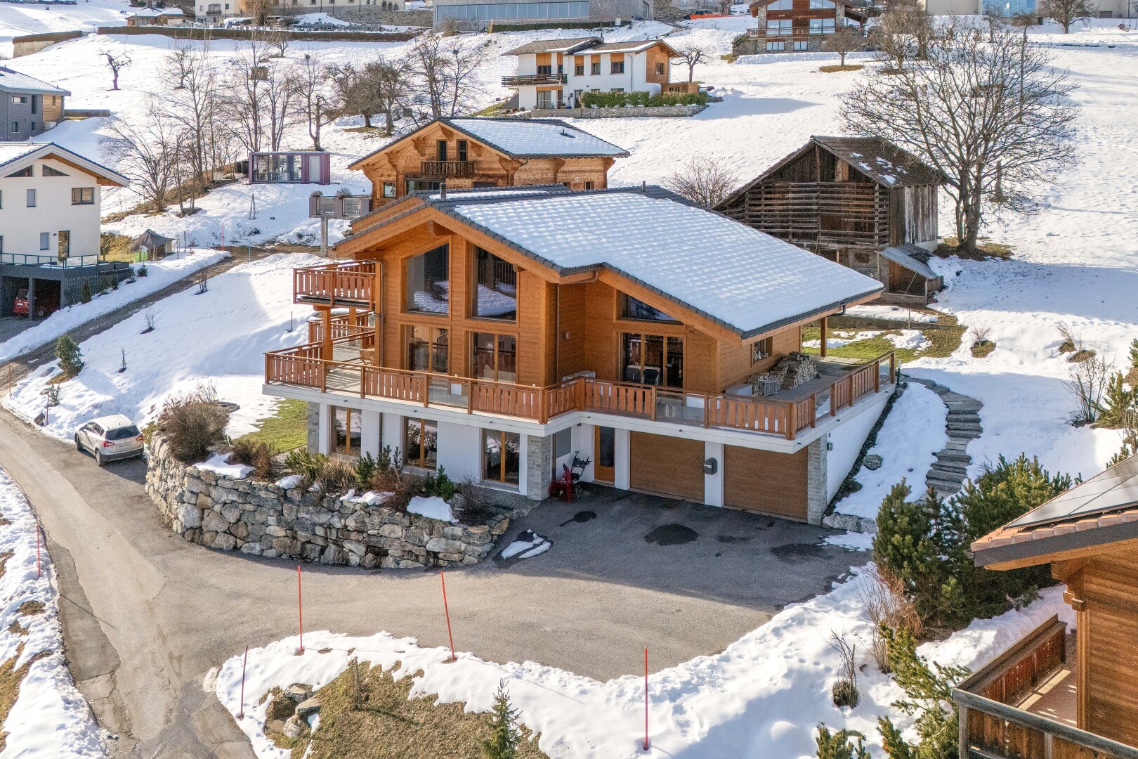 façade avec snow, balcon, property visible, et garage au sous-sol