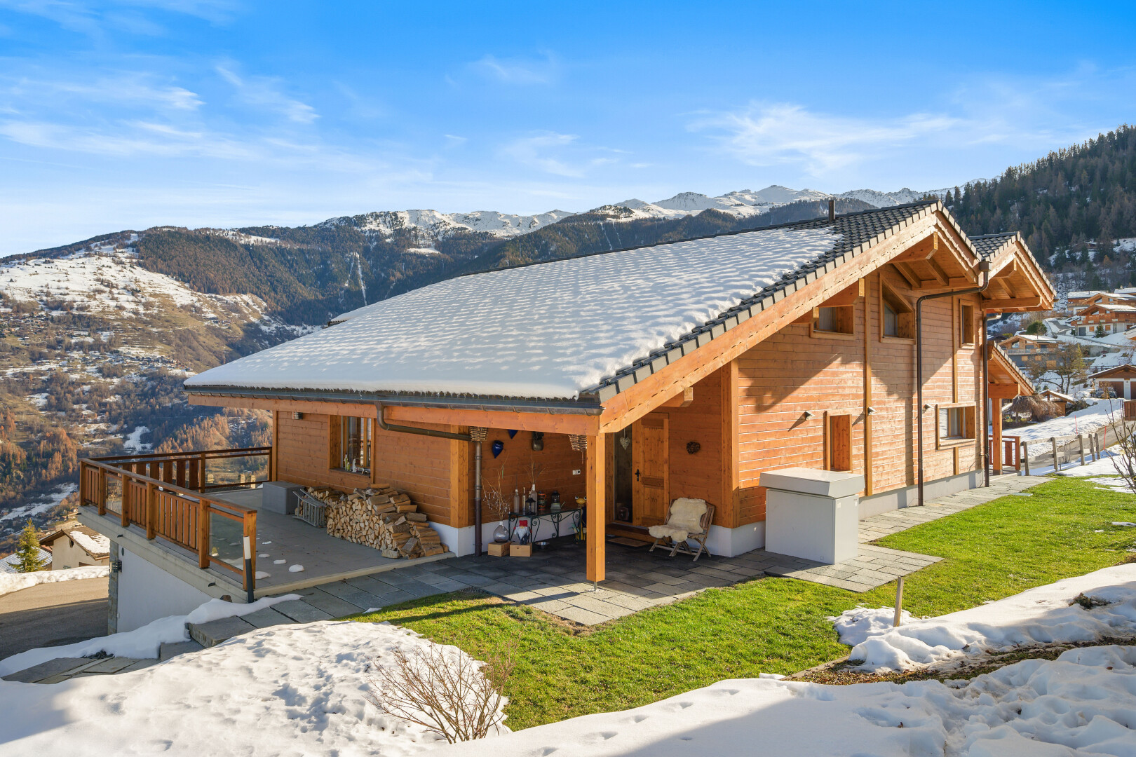 façade avec snow, vue sur la montagne, mountain view, day time, et property visible