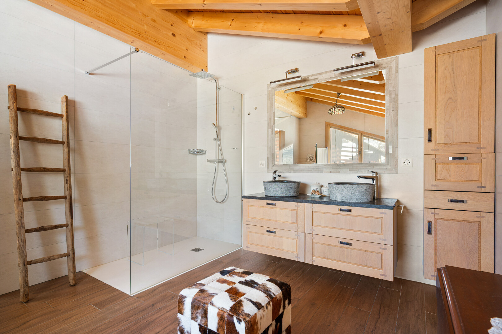 salle de bains avec salle de bain complète, douche, lavabo (ou coiffeuse selon le contexte), sol en finition bois, et wood finish floor