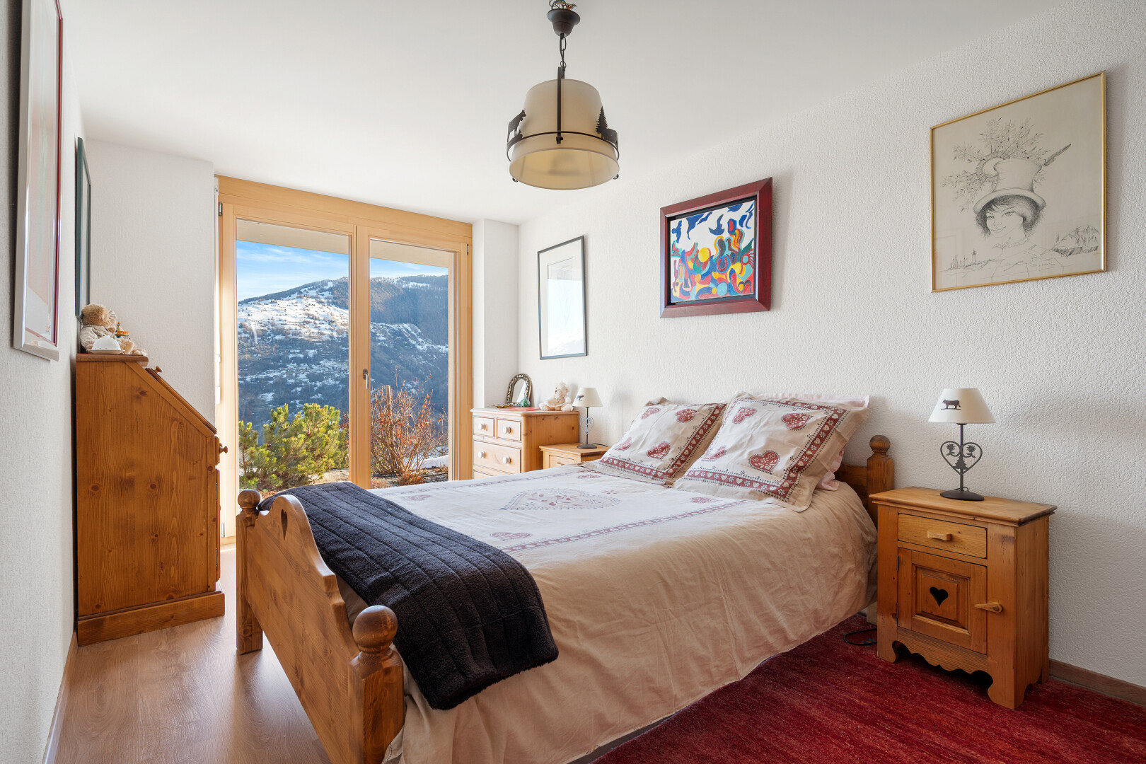 chambre avec inside property, lumière naturelle, natural light, vue sur la montagne, et mountain view