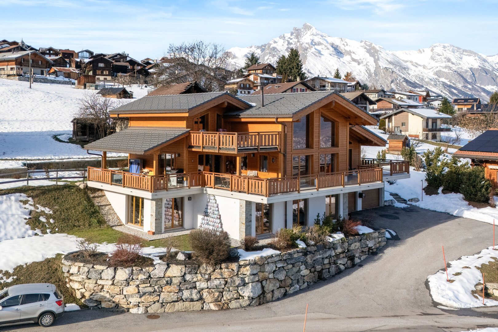 façade avec day time, balcon, snow, vue résidentielle, et residential view