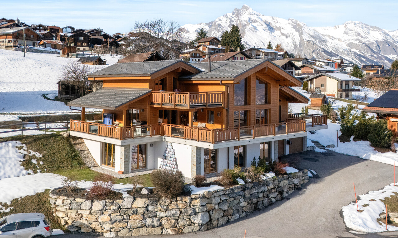 façade avec day time, balcon, snow, vue résidentielle, et residential view