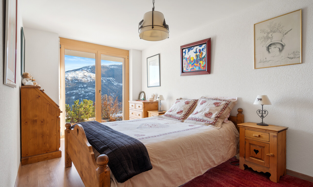 chambre avec inside property, lumière naturelle, natural light, vue sur la montagne, et mountain view