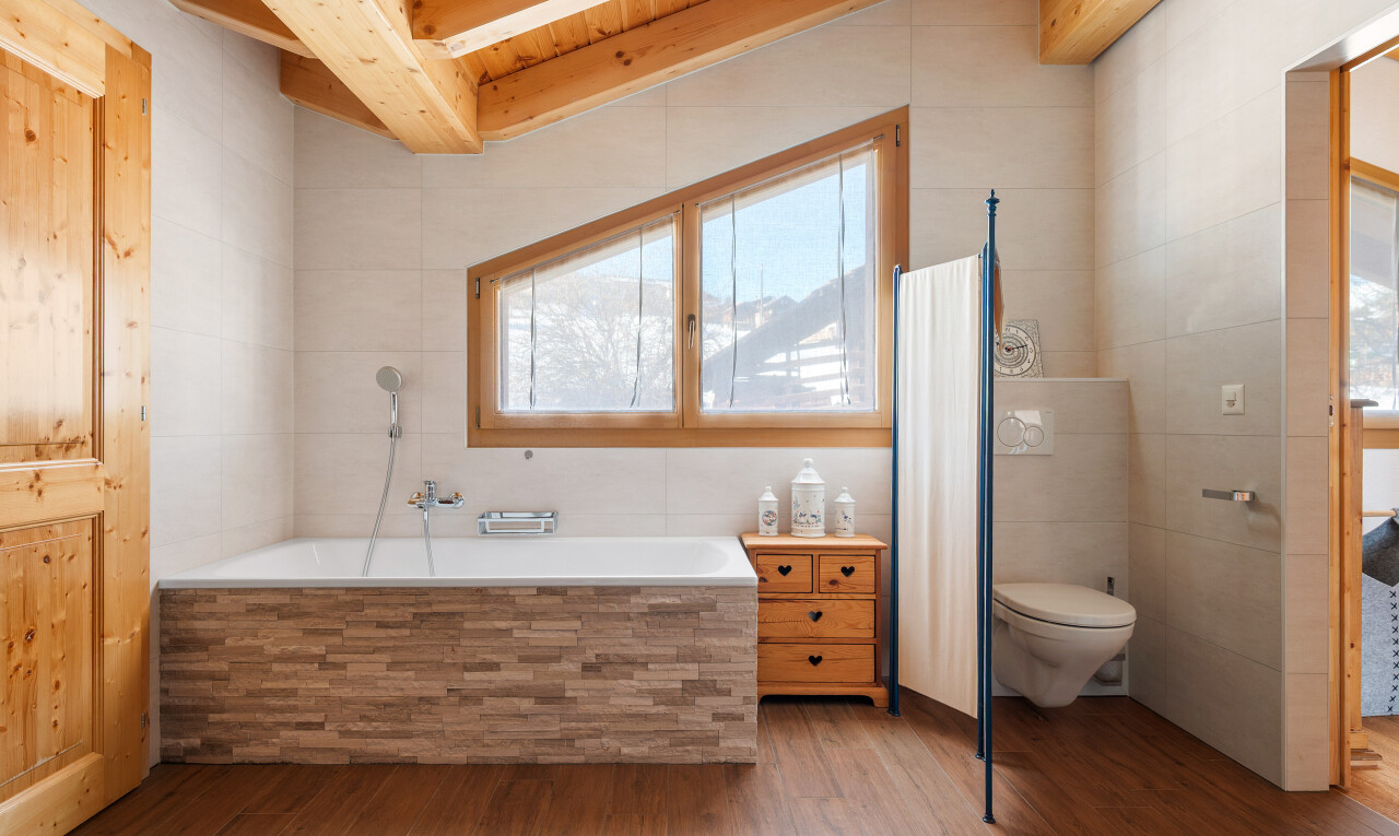 salle de bains avec salle de bain complète, mur en carrelage, tile wall, bain, et lumière naturelle
