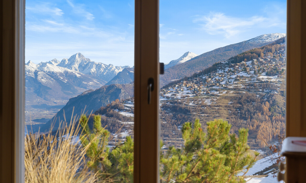 vue sur la montagne avec vue sur la montagne, mountain view, inside property, et day time