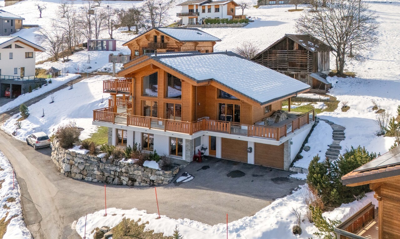 façade avec snow, balcon, property visible, et garage au sous-sol