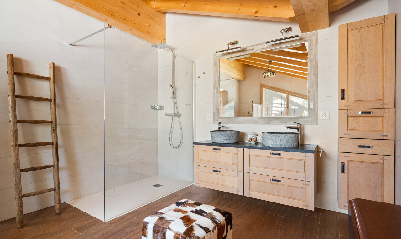 salle de bains avec salle de bain complète, douche, lavabo (ou coiffeuse selon le contexte), sol en finition bois, et wood finish floor