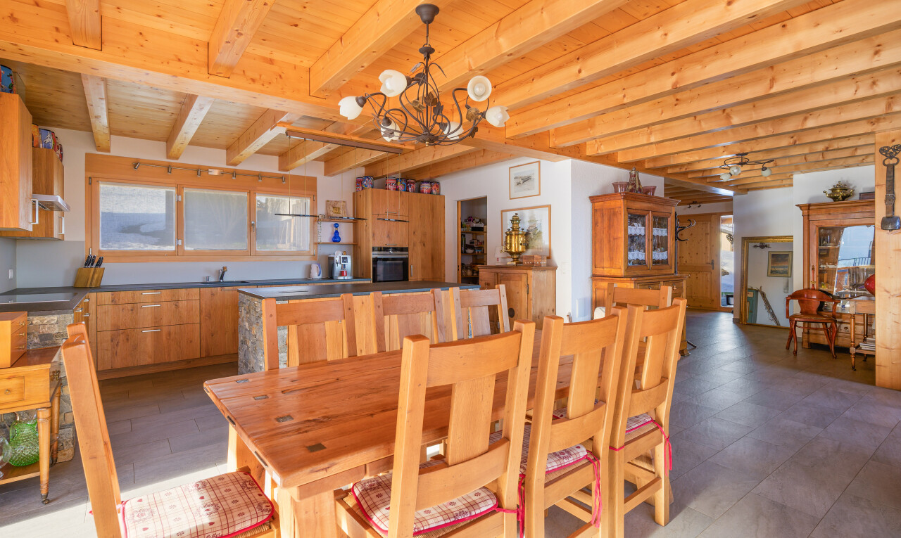 salle à manger avec lumière naturelle, natural light, inside property, plafond en bois, et wood ceiling