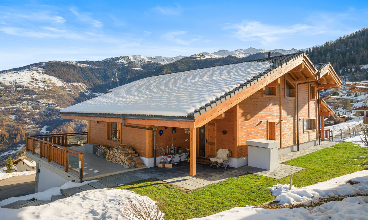 façade avec snow, vue sur la montagne, mountain view, day time, et property visible