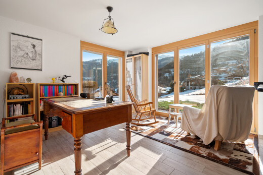 bureau avec inside property, lumière naturelle, natural light, sol en finition bois, et wood finish floor