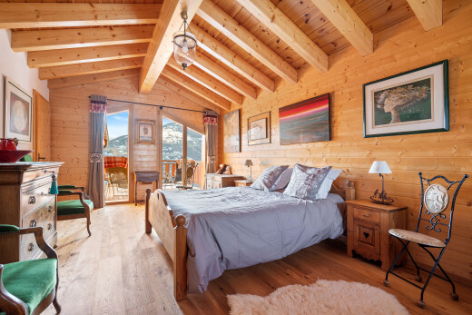 chambre avec mur en bois, wood wall, sol en finition bois, wood finish floor, et plafond à poutres