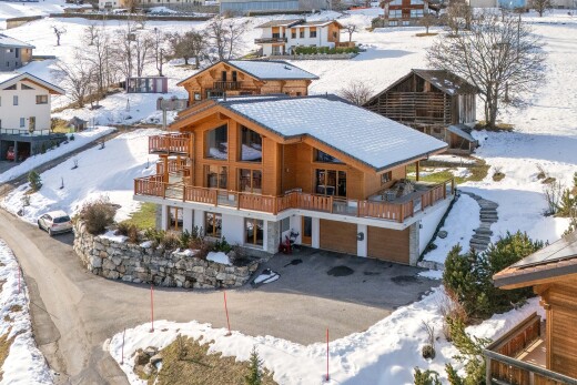 façade avec snow, balcon, property visible, et garage au sous-sol