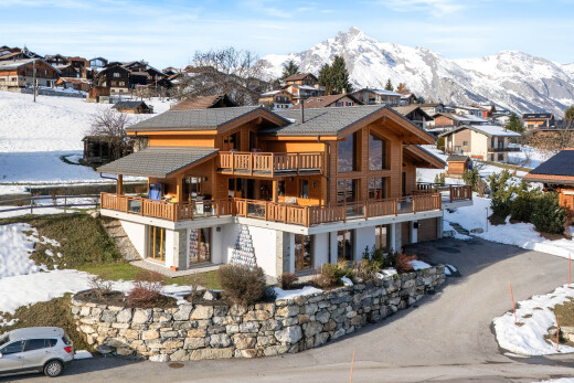 façade avec day time, balcon, snow, vue résidentielle, et residential view