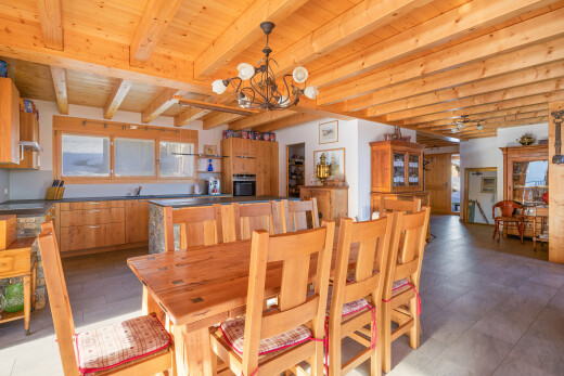 salle à manger avec lumière naturelle, natural light, inside property, plafond en bois, et wood ceiling