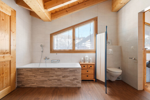 salle de bains avec salle de bain complète, mur en carrelage, tile wall, bain, et lumière naturelle
