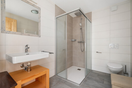 salle de bains avec mur en carrelage, tile wall, salle de bain complète, inside property, et douche