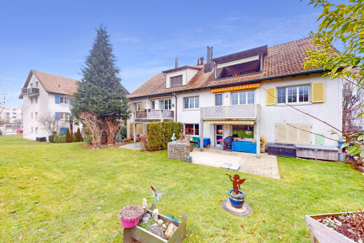 außenansicht mit rasen, terrasse, garten, und balkon