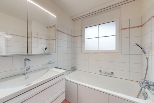 bad mit bad, natürliches licht, waschbecken, spiegel, und fliesenwand