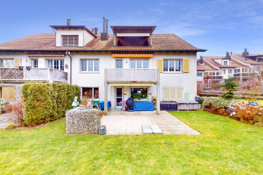 außenansicht mit terrasse, balkon, und rasen