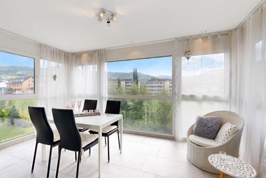 esszimmer mit natürliches licht, fliesenboden, und blick auf die berge