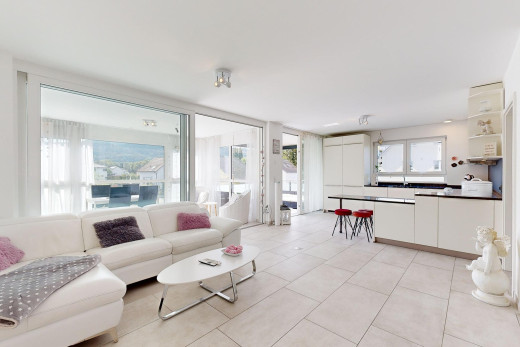 wohn- / esszimmer mit natürliches licht und fliesenboden