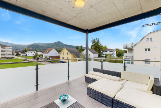 terrasse mit balkon, wohnraum im freien, wohngebietblick, und blick auf die berge