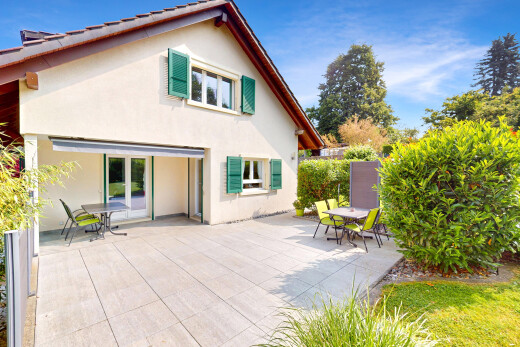 außenansicht mit stuckverkleidung, terrasse, day time, und property visible
