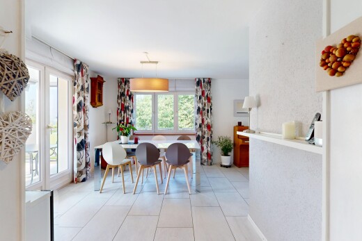 esszimmer mit natural light, natürliches licht, inside property, tile floor, und fliesenboden