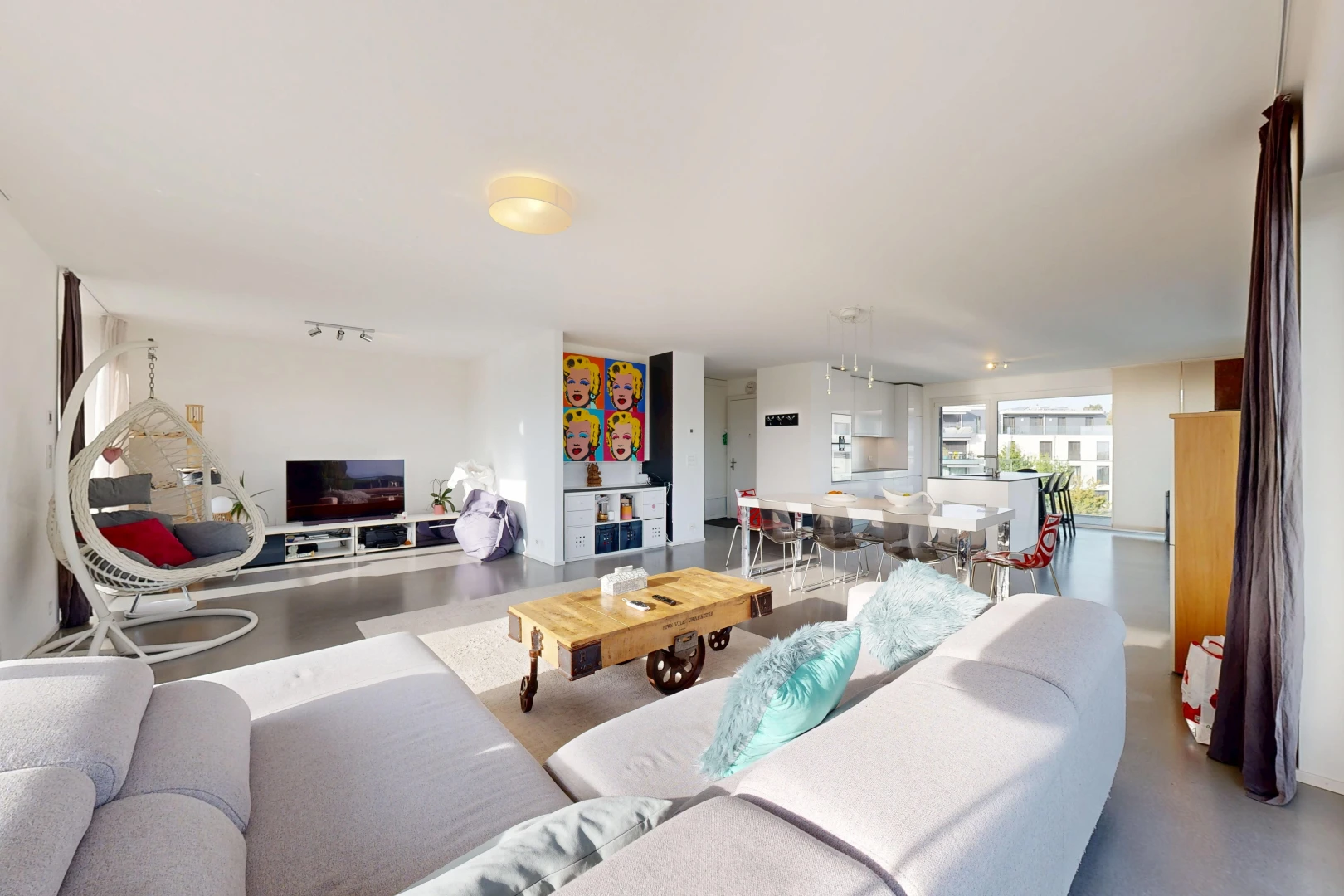 salon / salle à manger avec drywall, cloison sèche, et télévision
